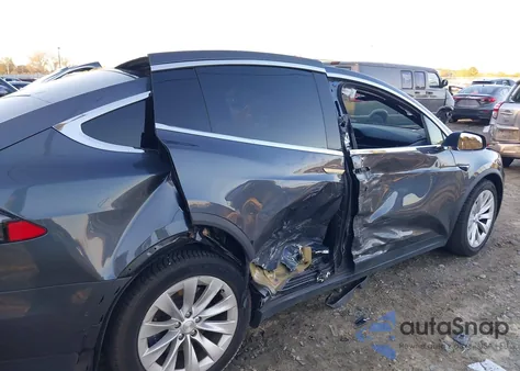 2018 Tesla Model X 100D/75D/P100D z USA, uszkodzony, nr VIN 5YJXCBE28JF137847